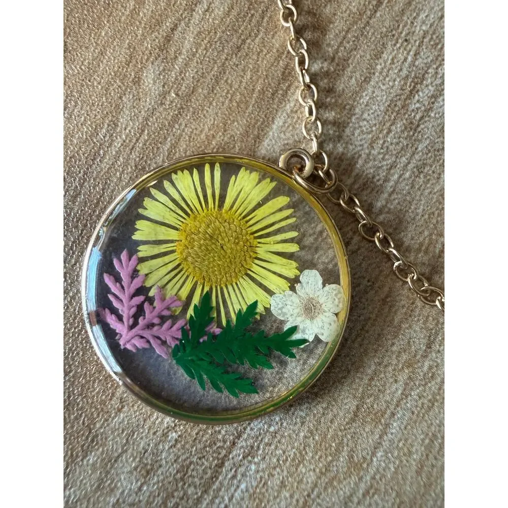 6/$25 NWT Crystal Avenue Flower Resin GoldTone Floral Pendant Botanical Necklace
